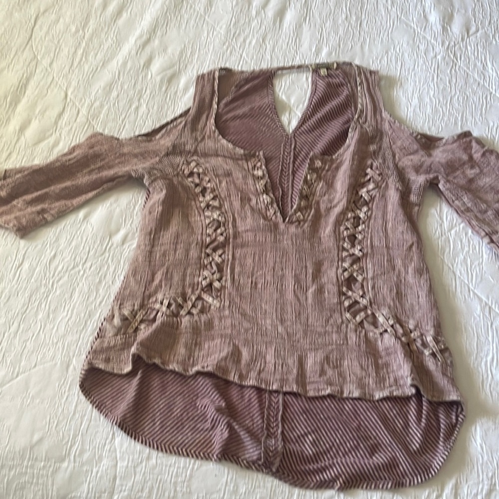 Gimmicks brand cold shoulder top size large